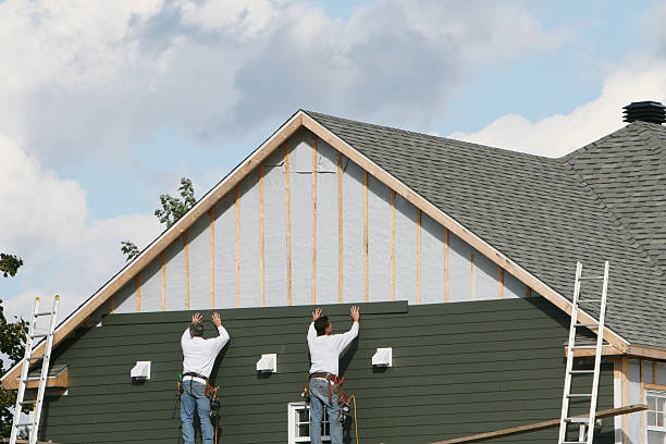Professional Siding technician working in Itasca, TX